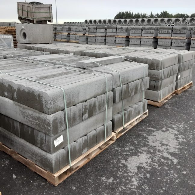blocs de béton pour la construction cerclé sur palette 