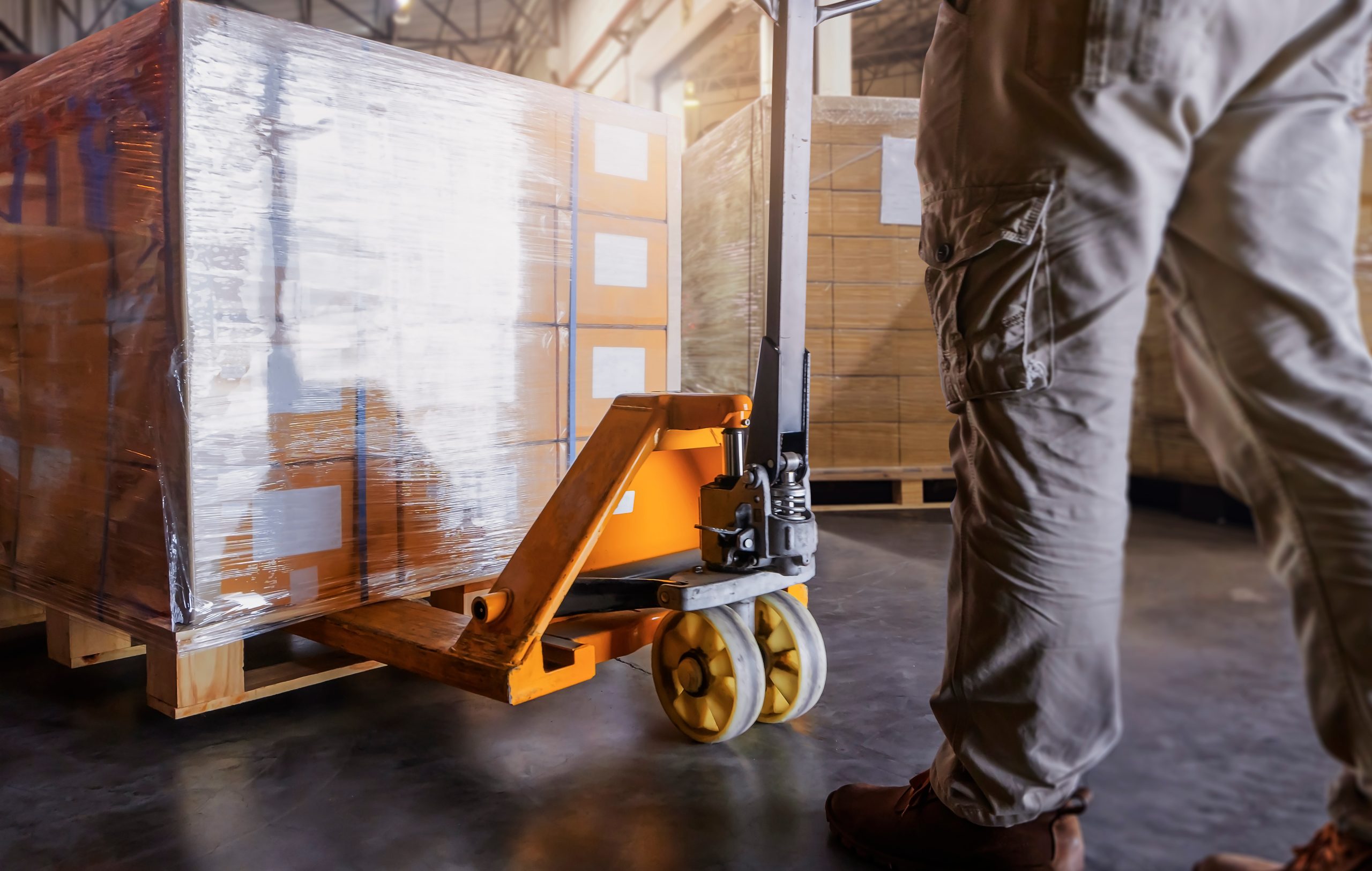Pallet handling, cardboard, film on pallet truck, container unloading
