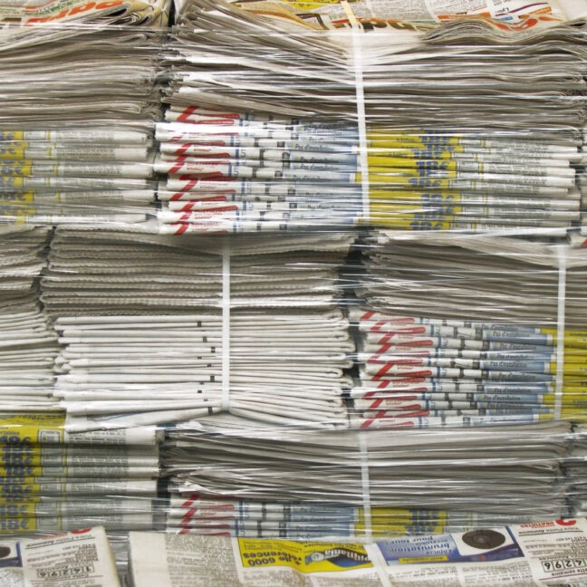 cerclage de journaux papier