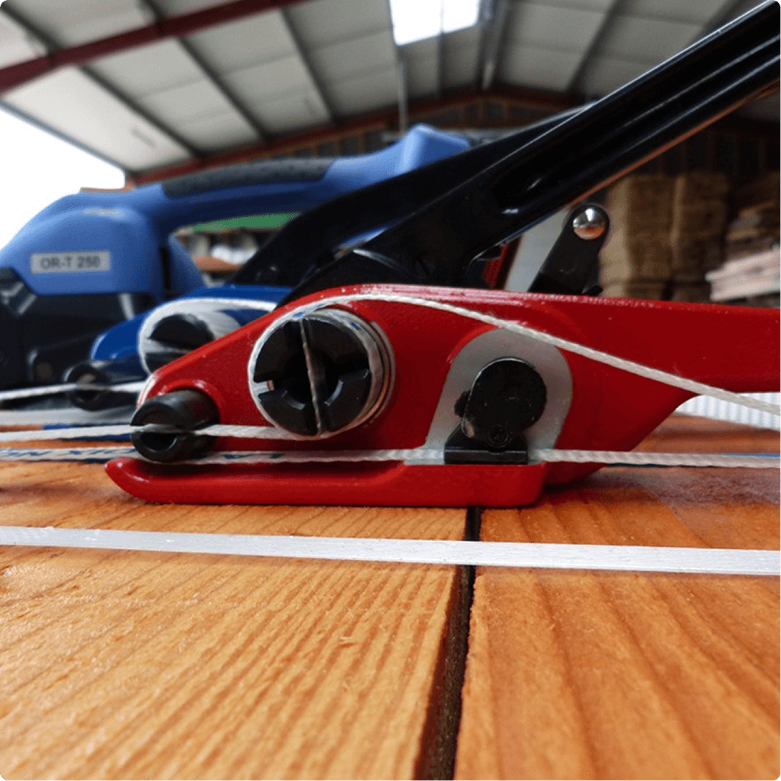 Manual strapping tools