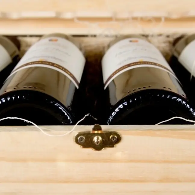 industrie de la biere, des vins et des spiritueux bouteilles de vins dans caisse en bois