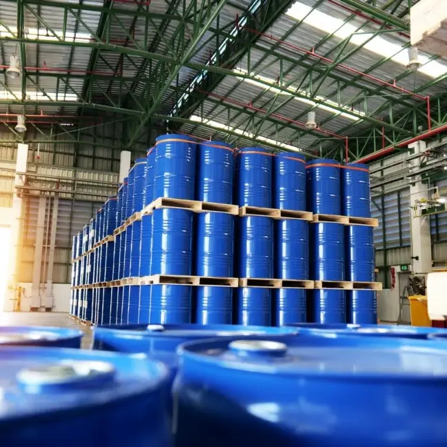 Industrie de la chimie futs dans entrepôts sur palettes