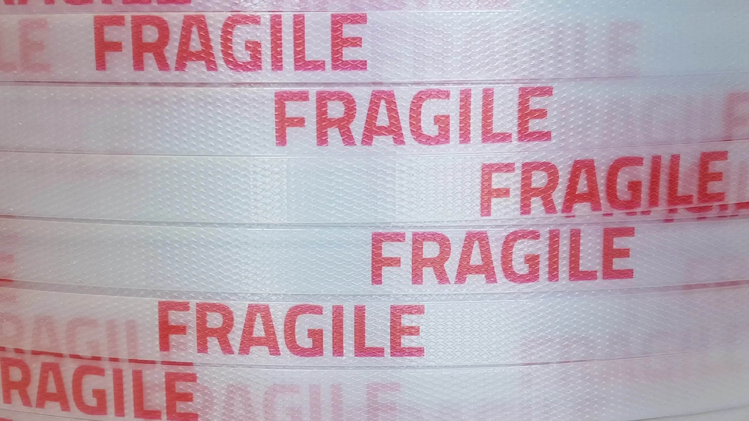 feuillards de cerclage avec écrit fragile