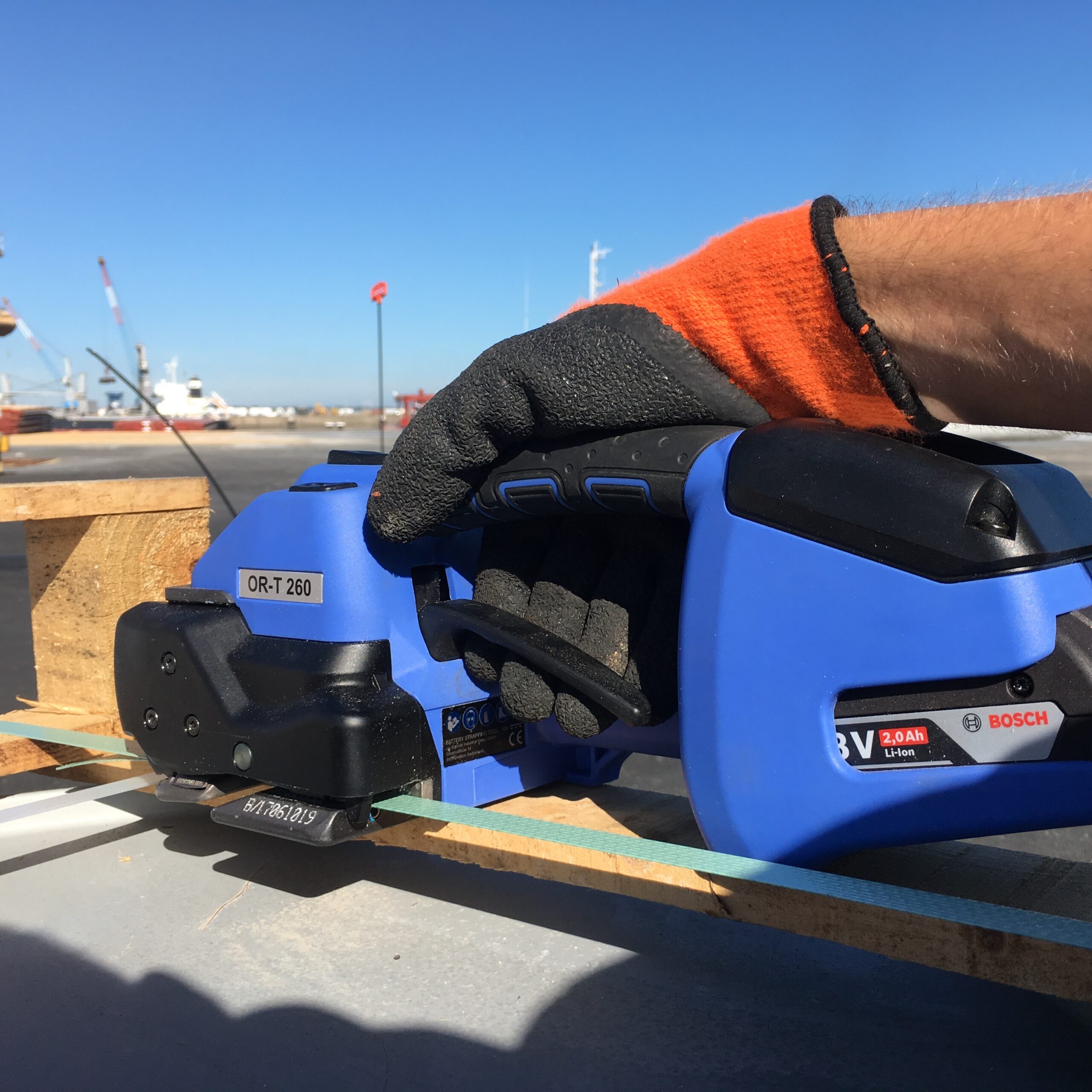 cercleuse a friction utilisé pour cerclé un bloc de béton avec du feuillard