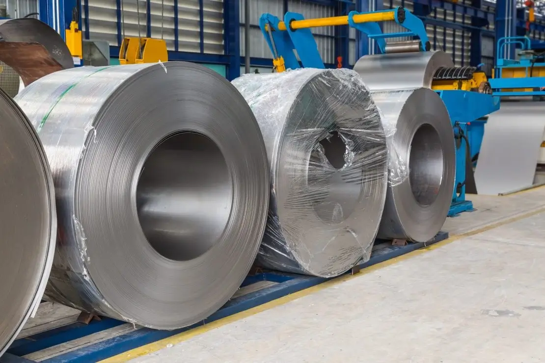 trois bobines d'acier en industrie