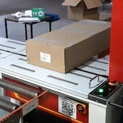 Automatic strapping machines for the cardboard industry