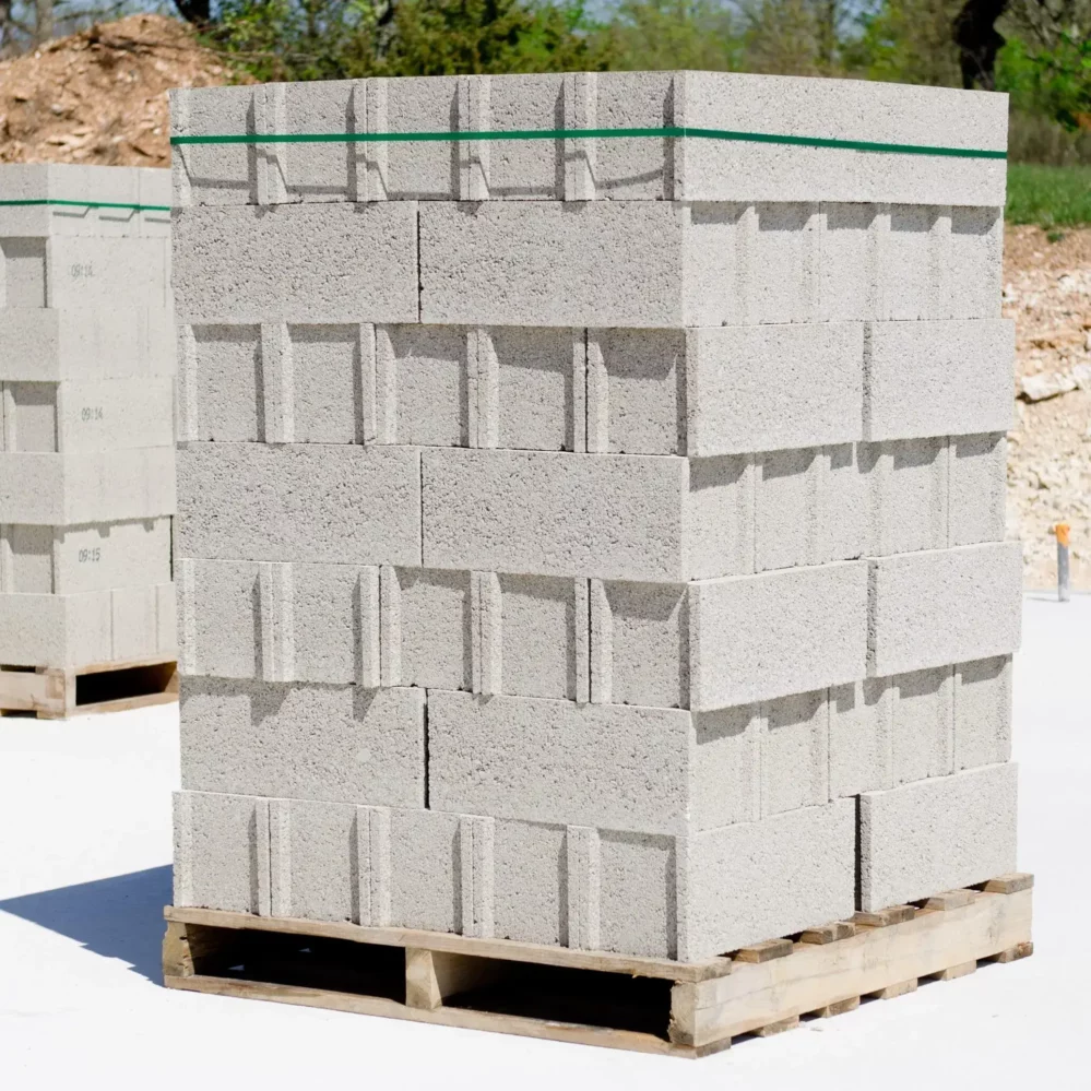 Palette de parpaings avec cerclage matériaux de construction