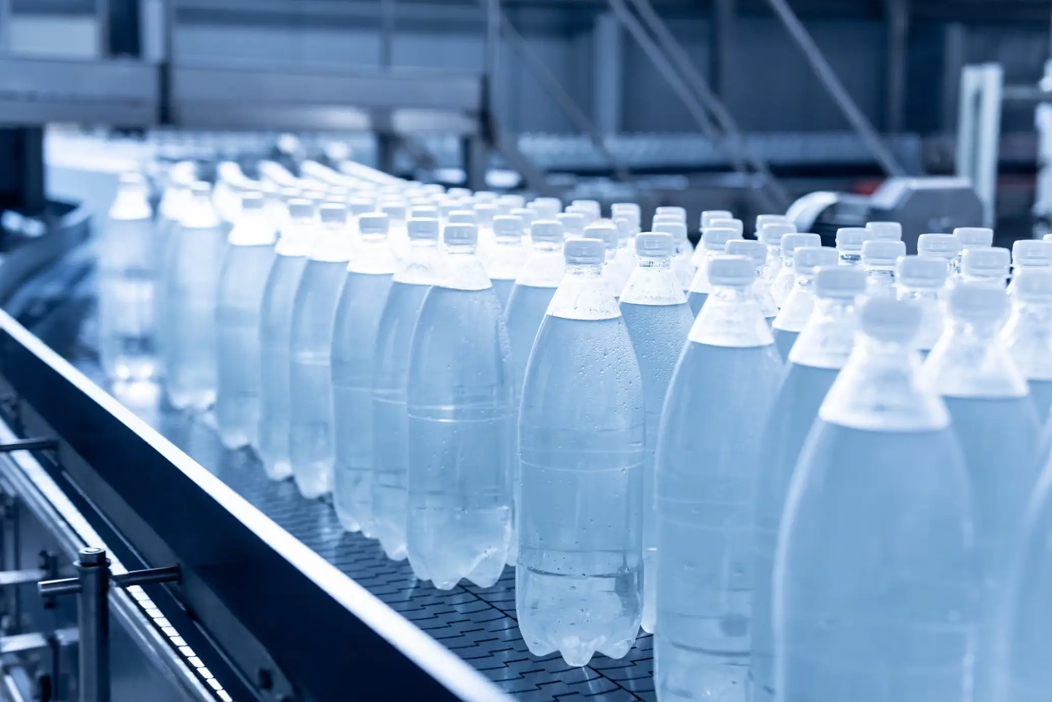 ligne de conditionnement automatisée avec des bouteille d'eau pour l'agro alimentaire