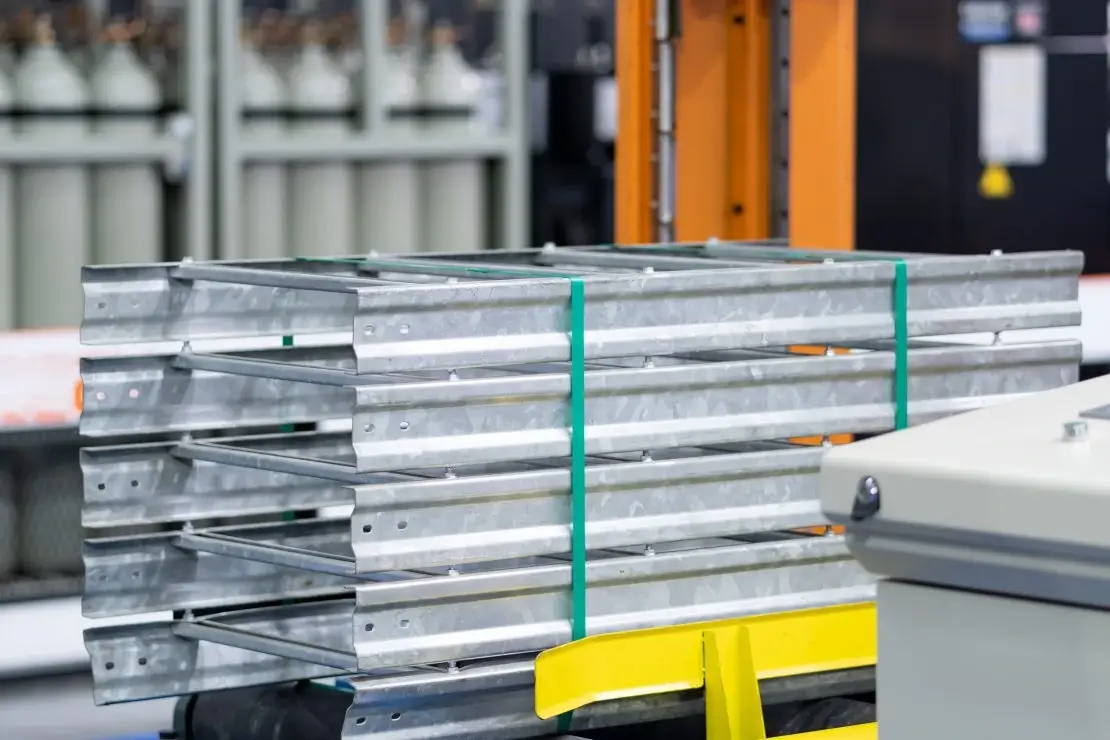Strapping of a metal structure High-strength strapping
